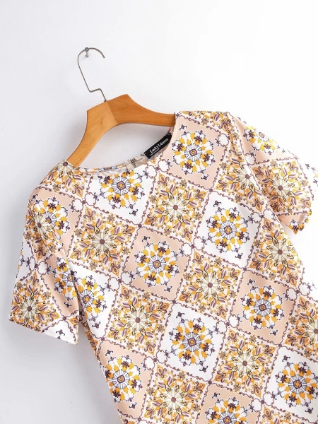 Rochie scurta casual cu decolteu oval si maneci scurte model drept cu model colorat