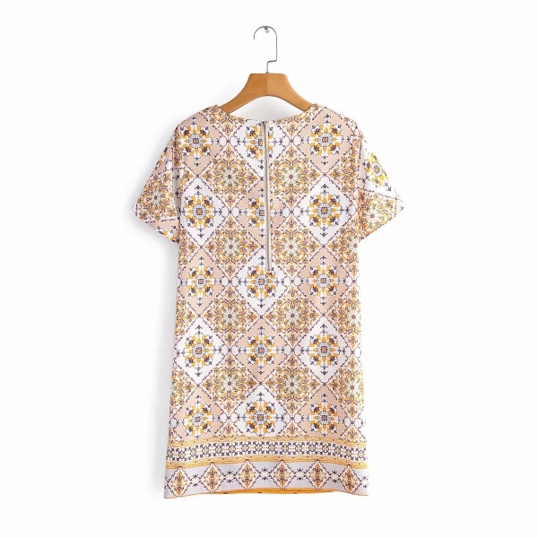 Rochie scurta casual cu decolteu oval si maneci scurte model drept cu model colorat