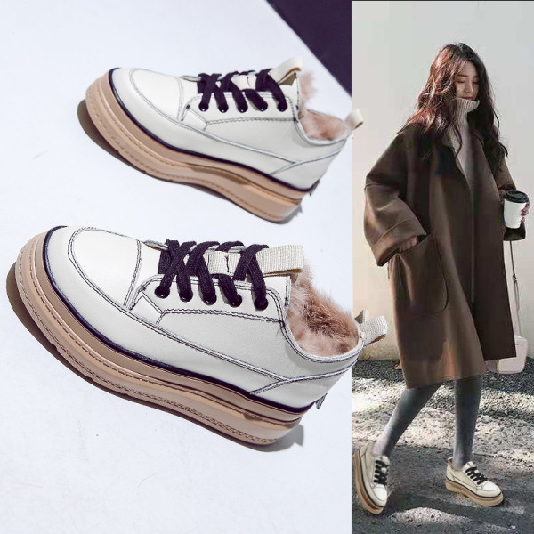 Őszi-téli női cipő magas talppal, puha béléssel, fekete-fehér színben