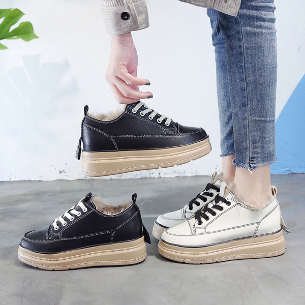 Őszi-téli női cipő magas talppal, puha béléssel, fekete-fehér színben