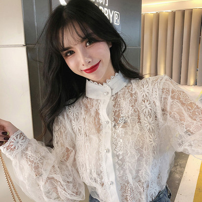 Κομψό δαντελωτό γυναικείο πουκάμισο με κουμπιά από πέρλες σε λευκό, μπεζ και μαύρο χρώμα