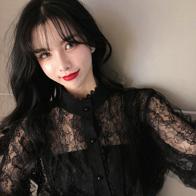 Κομψό δαντελωτό γυναικείο πουκάμισο με κουμπιά από πέρλες σε λευκό, μπεζ και μαύρο χρώμα