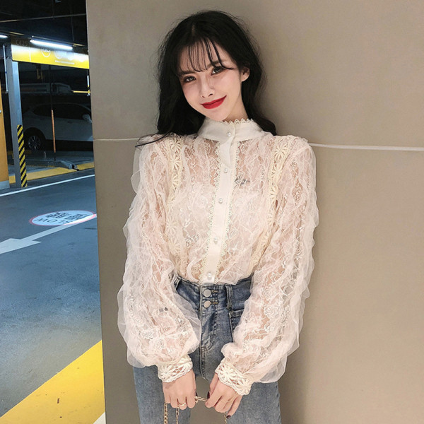 Κομψό δαντελωτό γυναικείο πουκάμισο με κουμπιά από πέρλες σε λευκό, μπεζ και μαύρο χρώμα