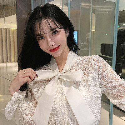 Elegáns csipke ing szalaggal a nyakkivágáson fehér és fekete színben