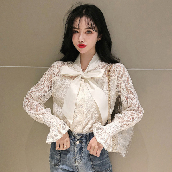 Elegáns csipke ing szalaggal a nyakkivágáson fehér és fekete színben