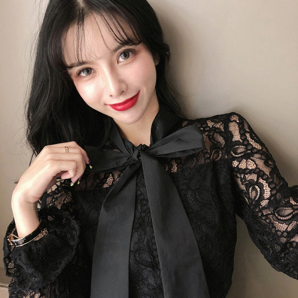 Elegáns csipke ing szalaggal a nyakkivágáson fehér és fekete színben