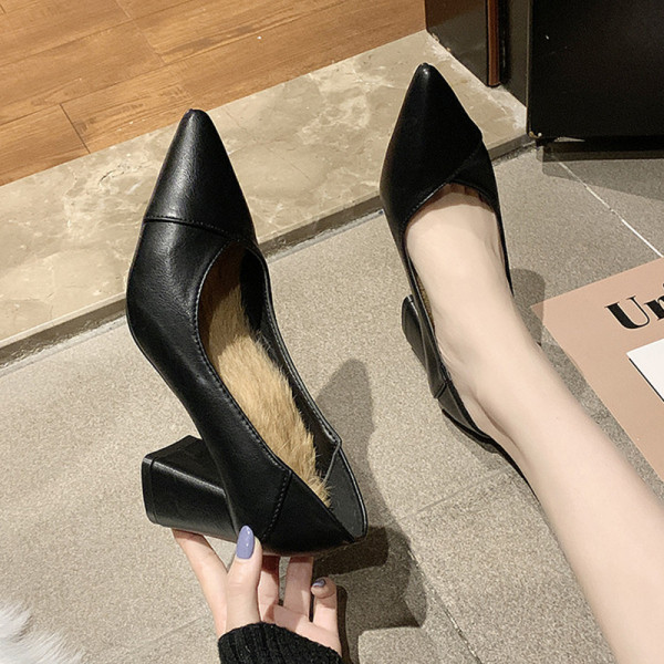 Női bőr cipő hegyes modell puha béléssel barna és fekete színben