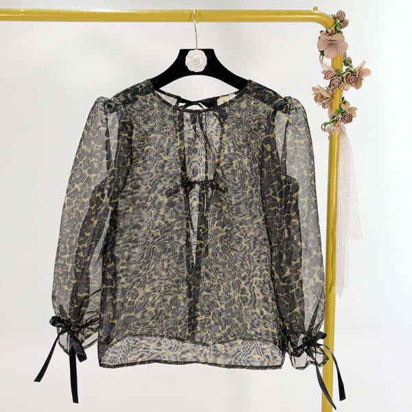 Σύντομη διαφανή γυναικεία μπλούζα από τούλι  με κορδόνια στα μανίκια και λεοπάρδαλη τύπωμα 