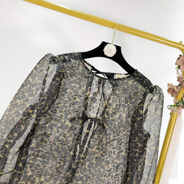 Σύντομη διαφανή γυναικεία μπλούζα από τούλι  με κορδόνια στα μανίκια και λεοπάρδαλη τύπωμα 