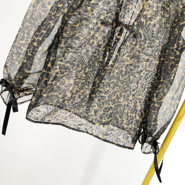 Σύντομη διαφανή γυναικεία μπλούζα από τούλι  με κορδόνια στα μανίκια και λεοπάρδαλη τύπωμα 