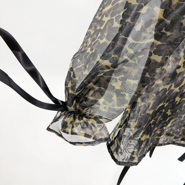 Σύντομη διαφανή γυναικεία μπλούζα από τούλι  με κορδόνια στα μανίκια και λεοπάρδαλη τύπωμα 