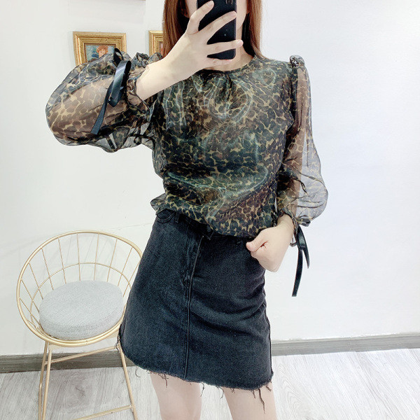 Σύντομη διαφανή γυναικεία μπλούζα από τούλι  με κορδόνια στα μανίκια και λεοπάρδαλη τύπωμα 