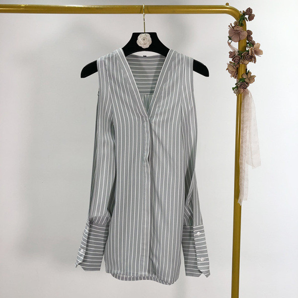 Modern, hosszú csíkos ing V-nyakkal és csupasz vállakkal
