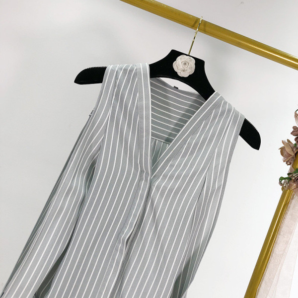 Modern, hosszú csíkos ing V-nyakkal és csupasz vállakkal