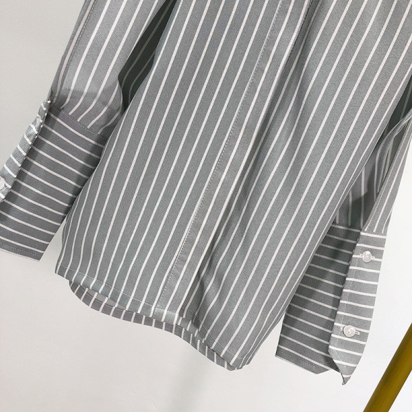 Modern, hosszú csíkos ing V-nyakkal és csupasz vállakkal