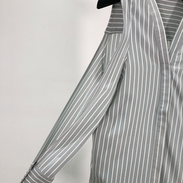 Modern, hosszú csíkos ing V-nyakkal és csupasz vállakkal