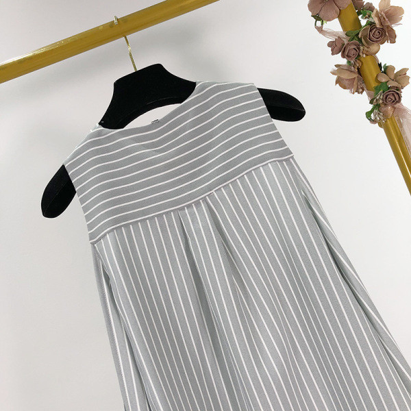 Modern, hosszú csíkos ing V-nyakkal és csupasz vállakkal