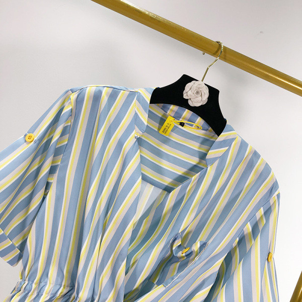 Rövid csíkos aszimmetrikus blúz gumírozott derékkal, kék színben