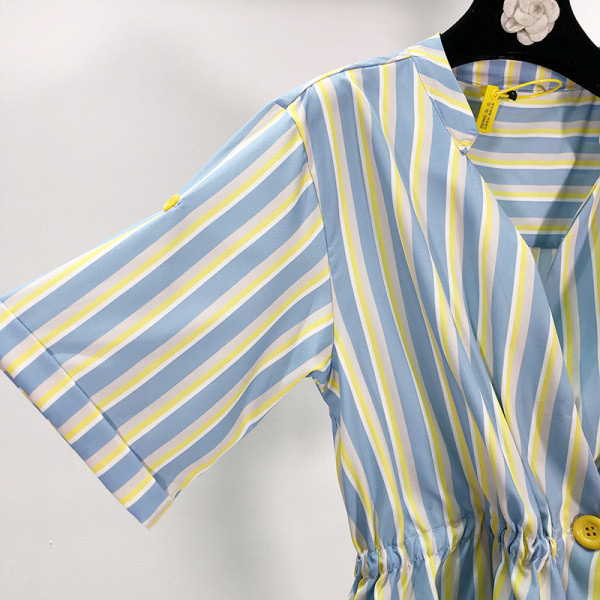 Rövid csíkos aszimmetrikus blúz gumírozott derékkal, kék színben