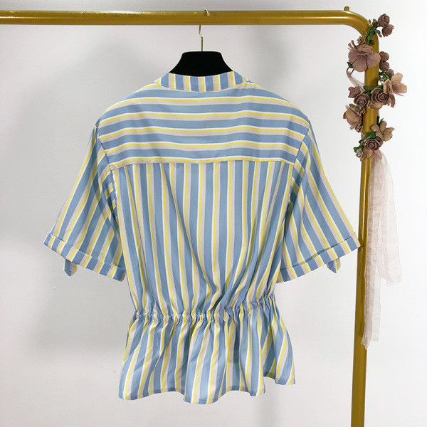 Rövid csíkos aszimmetrikus blúz gumírozott derékkal, kék színben