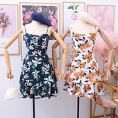 Női ruha vékony pántokkal, gombokkal és virágmotívumokkal fehér, kék és sárga színben