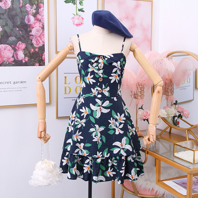 Női ruha vékony pántokkal, gombokkal és virágmotívumokkal fehér, kék és sárga színben