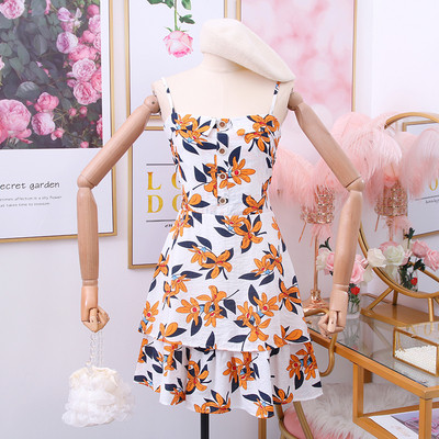 Női ruha vékony pántokkal, gombokkal és virágmotívumokkal fehér, kék és sárga színben