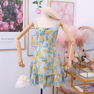 Női ruha vékony pántokkal, gombokkal és virágmotívumokkal fehér, kék és sárga színben