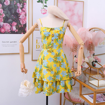 Női ruha vékony pántokkal, gombokkal és virágmotívumokkal fehér, kék és sárga színben