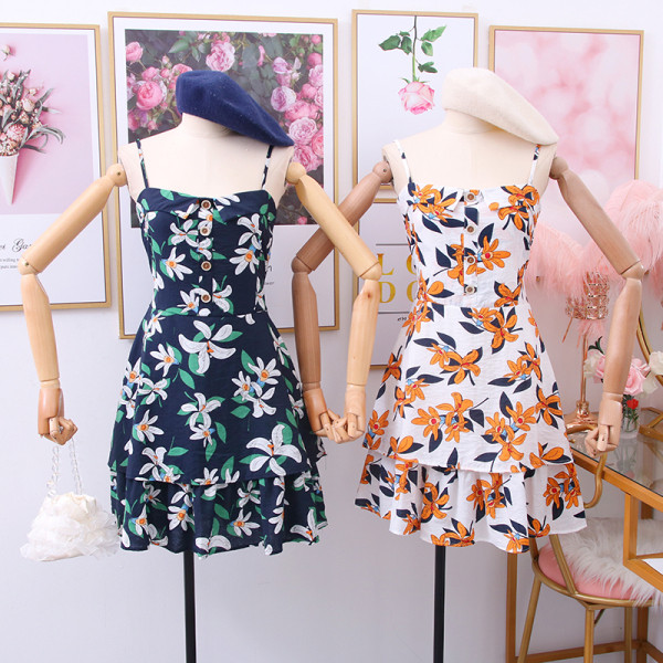 Női ruha vékony pántokkal, gombokkal és virágmotívumokkal fehér, kék és sárga színben