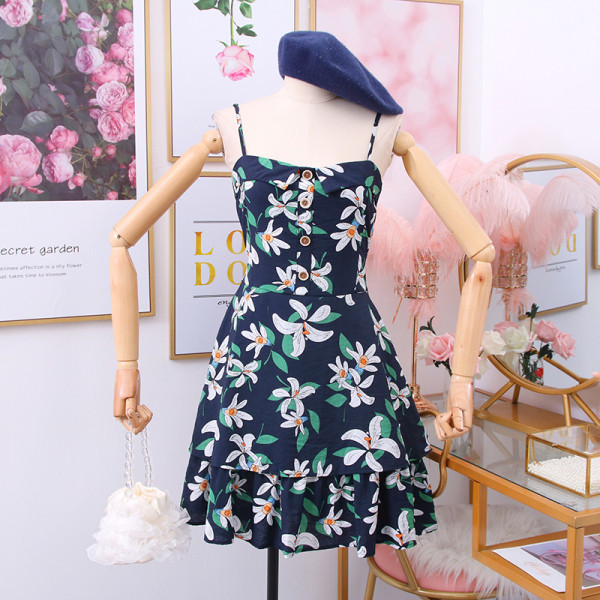 Női ruha vékony pántokkal, gombokkal és virágmotívumokkal fehér, kék és sárga színben