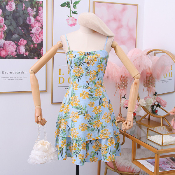 Női ruha vékony pántokkal, gombokkal és virágmotívumokkal fehér, kék és sárga színben