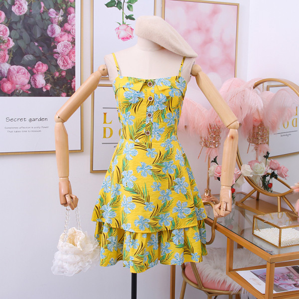 Női ruha vékony pántokkal, gombokkal és virágmotívumokkal fehér, kék és sárga színben