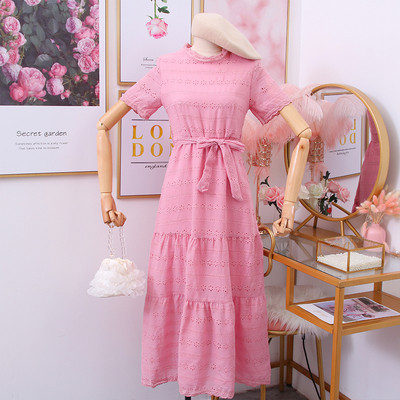 Alkalmi női ruha rövid ujjú, övvel és több színben hímzéssel