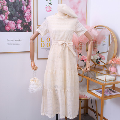 Alkalmi női ruha rövid ujjú, övvel és több színben hímzéssel