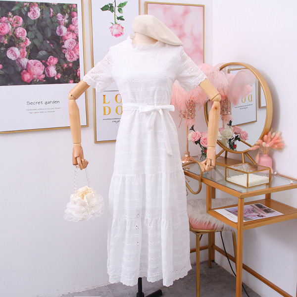 Alkalmi női ruha rövid ujjú, övvel és több színben hímzéssel