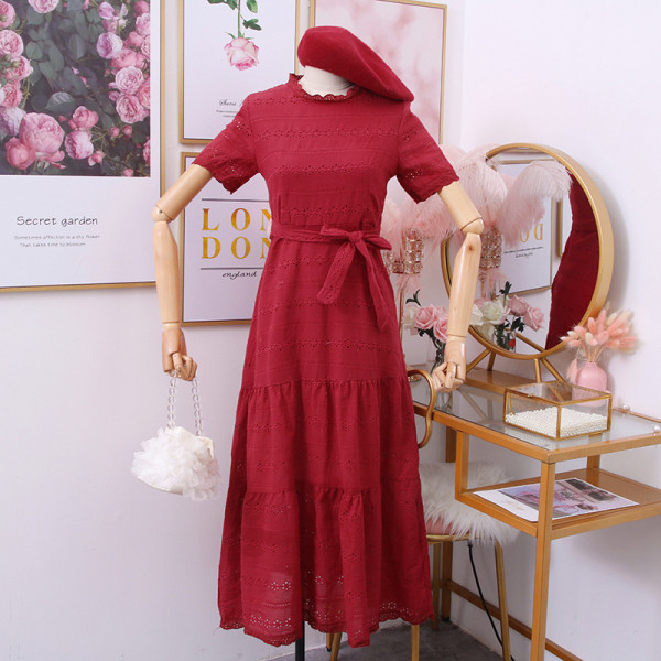 Alkalmi női ruha rövid ujjú, övvel és több színben hímzéssel