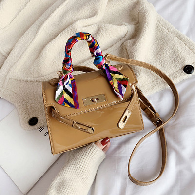 Női táska színes rövid füllel, fém rögzítéssel bordó, barna, piros és fekete színekben