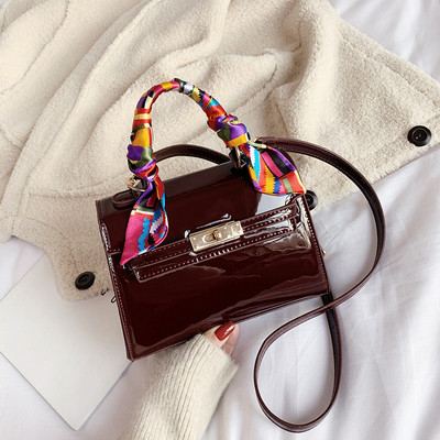 Női táska színes rövid füllel, fém rögzítéssel bordó, barna, piros és fekete színekben