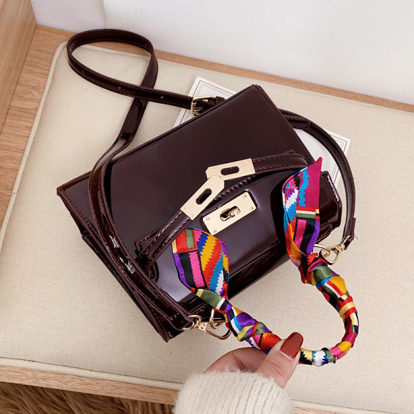 Női táska színes rövid füllel, fém rögzítéssel bordó, barna, piros és fekete színekben