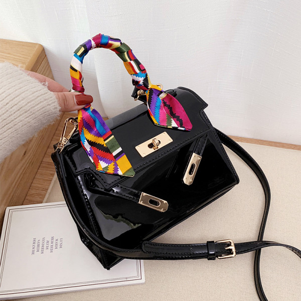 Női táska színes rövid füllel, fém rögzítéssel bordó, barna, piros és fekete színekben