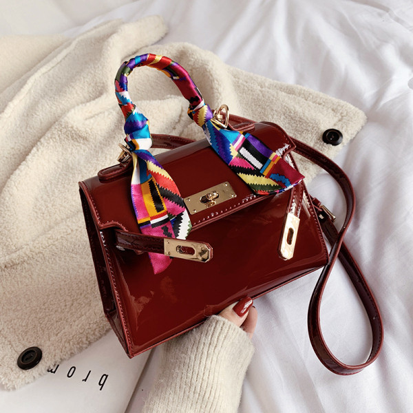 Női táska színes rövid füllel, fém rögzítéssel bordó, barna, piros és fekete színekben