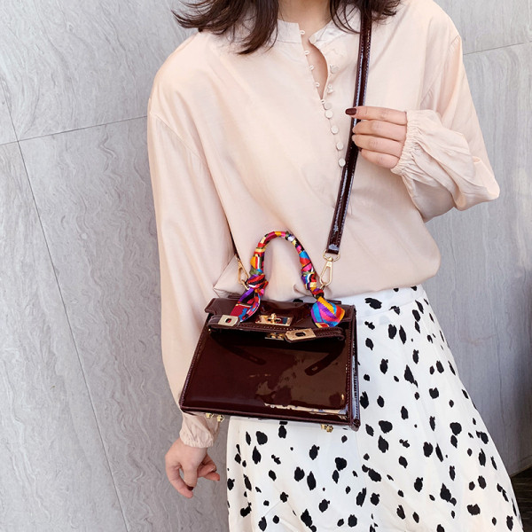 Női táska színes rövid füllel, fém rögzítéssel bordó, barna, piros és fekete színekben