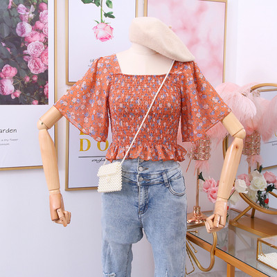 Új modell női blúz szívecskékkel és virágmotívumokkal, szögletes nyakkivágással Karcsú modell