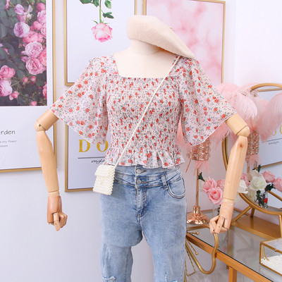 Új modell női blúz szívecskékkel és virágmotívumokkal, szögletes nyakkivágással Karcsú modell