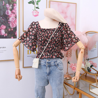 Új modell női blúz szívecskékkel és virágmotívumokkal, szögletes nyakkivágással Karcsú modell