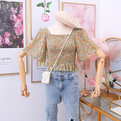 Új modell női blúz szívecskékkel és virágmotívumokkal, szögletes nyakkivágással Karcsú modell