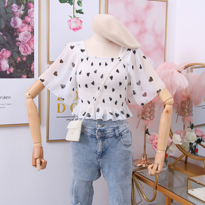 Új modell női blúz szívecskékkel és virágmotívumokkal, szögletes nyakkivágással Karcsú modell