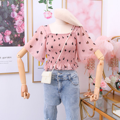 Új modell női blúz szívecskékkel és virágmotívumokkal, szögletes nyakkivágással Karcsú modell