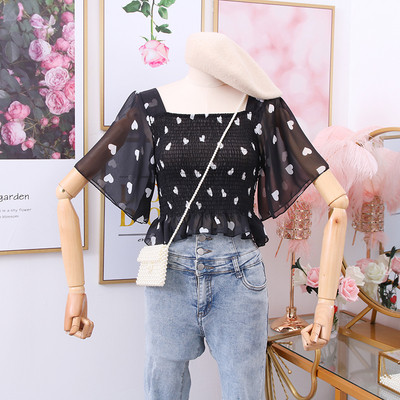 Új modell női blúz szívecskékkel és virágmotívumokkal, szögletes nyakkivágással Karcsú modell